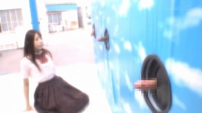 ラッキーホール壁からチンポ！彼女が彼氏のチンポ当てゲームサンプル４